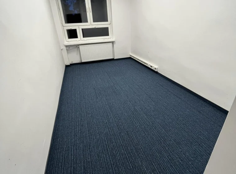 Korytarz i pomieszczenie biurowe w Instytucie Energetyki, granatowa płytka dywanowa o linearnym wzorze