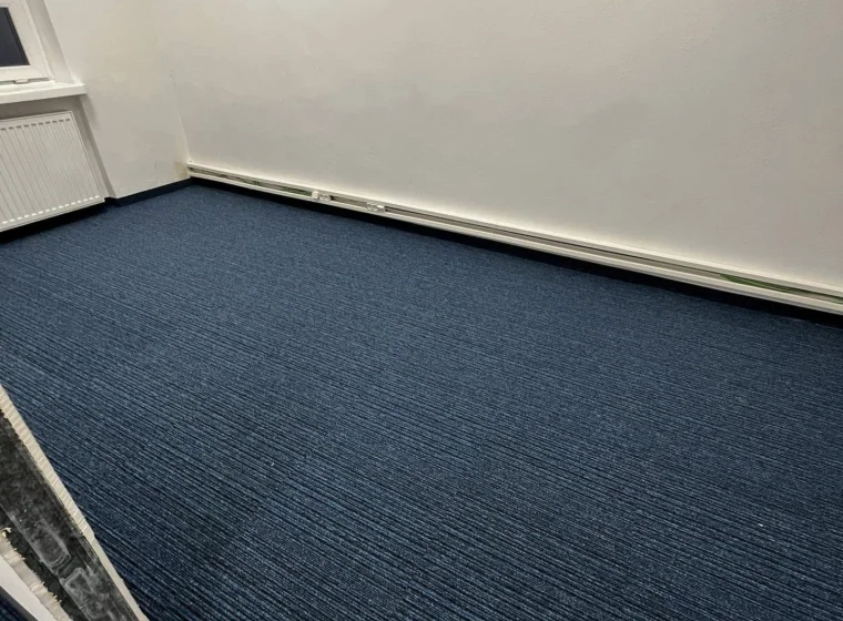 Korytarz i pomieszczenie biurowe w Instytucie Energetyki, granatowa płytka dywanowa o linearnym wzorze