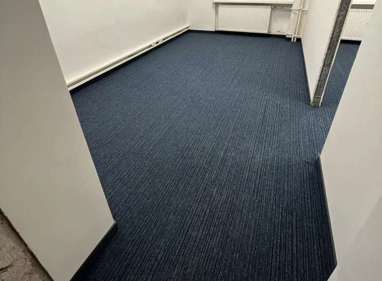 Korytarz i pomieszczenie biurowe w Instytucie Energetyki, granatowa płytka dywanowa o linearnym wzorze
