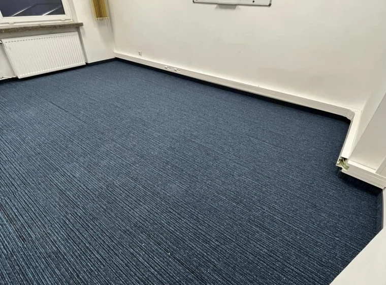 Korytarz i pomieszczenie biurowe w Instytucie Energetyki, granatowa płytka dywanowa o linearnym wzorze