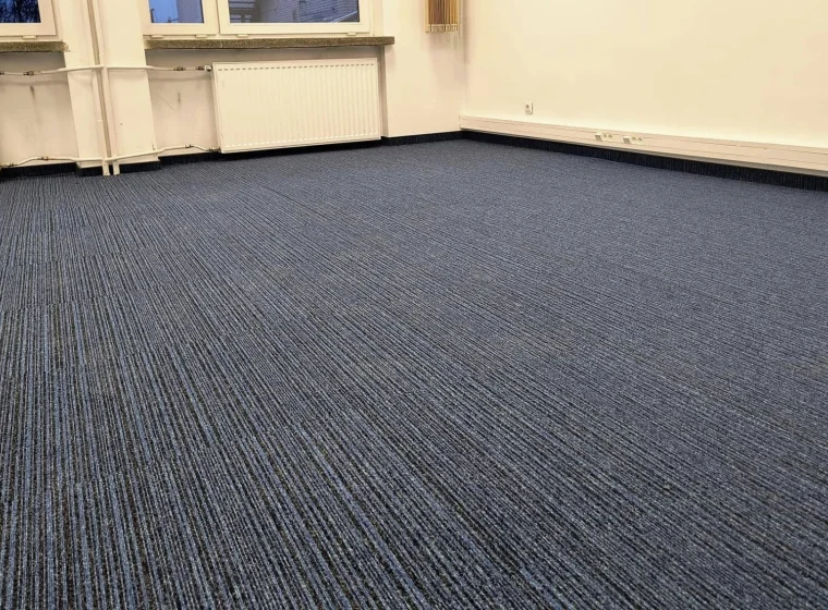 Korytarz i pomieszczenie biurowe w Instytucie Energetyki, granatowa płytka dywanowa o linearnym wzorze