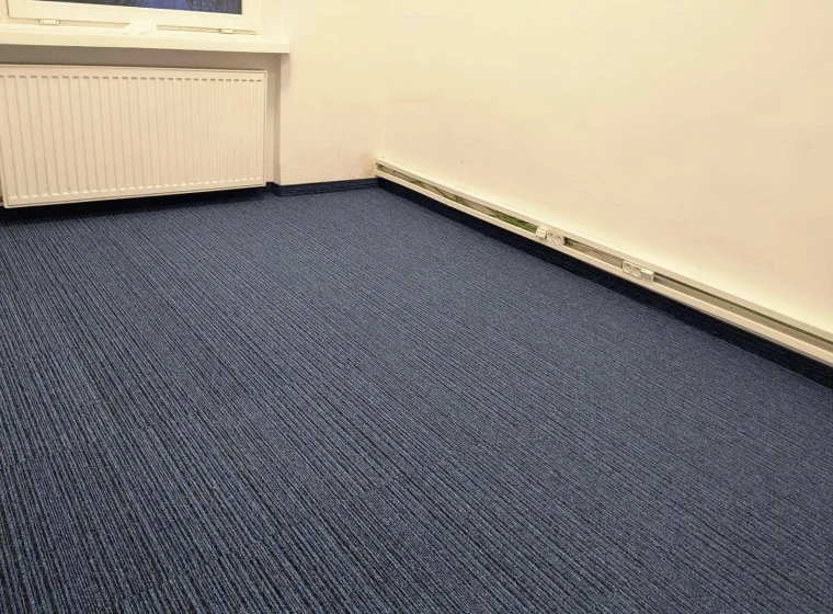Korytarz i pomieszczenie biurowe w Instytucie Energetyki, granatowa płytka dywanowa o linearnym wzorze
