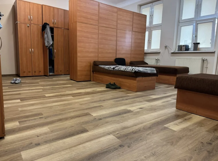 Montaż paneli winylowych w JRG Państwowej Straży Pożarnej