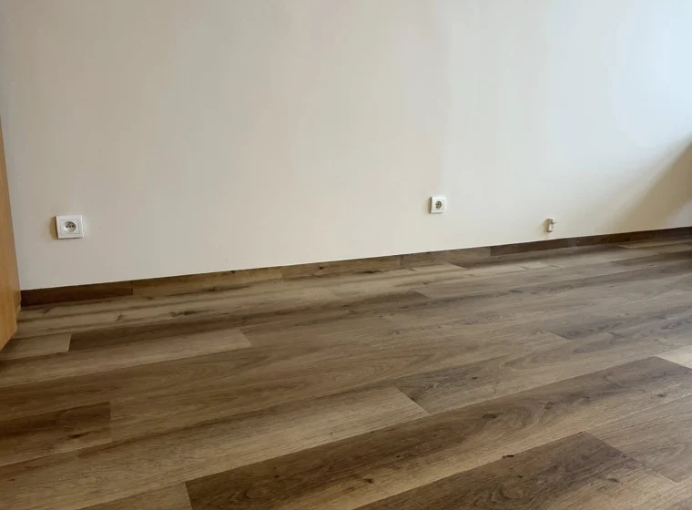 Montaż paneli winylowych w JRG Państwowej Straży Pożarnej