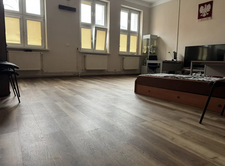 Montaż paneli winylowych w JRG Państwowej Straży Pożarnej