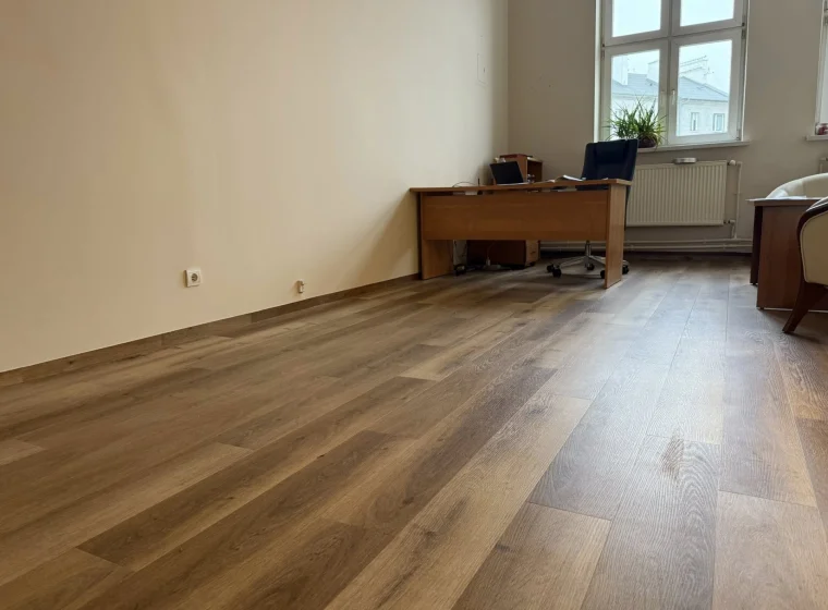 Montaż paneli winylowych w JRG Państwowej Straży Pożarnej