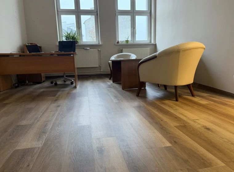 Montaż paneli winylowych w JRG Państwowej Straży Pożarnej