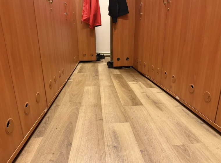 Montaż paneli winylowych w JRG Państwowej Straży Pożarnej