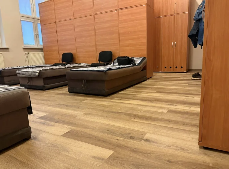 Montaż paneli winylowych w JRG Państwowej Straży Pożarnej