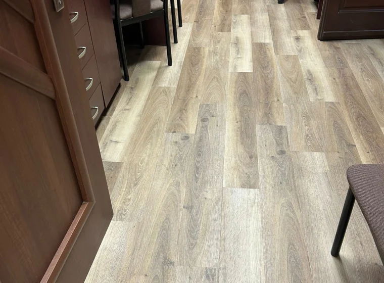 Montaż paneli winylowych w JRG Państwowej Straży Pożarnej