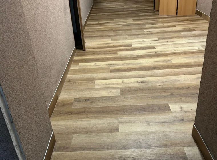 Montaż paneli winylowych w JRG Państwowej Straży Pożarnej