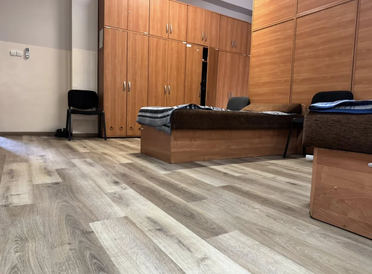 Montaż paneli winylowych w JRG Państwowej Straży Pożarnej