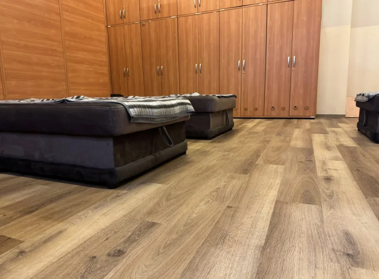 Montaż paneli winylowych w JRG Państwowej Straży Pożarnej