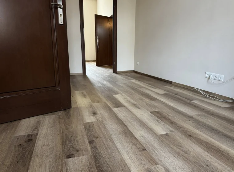 Montaż paneli winylowych w JRG Państwowej Straży Pożarnej