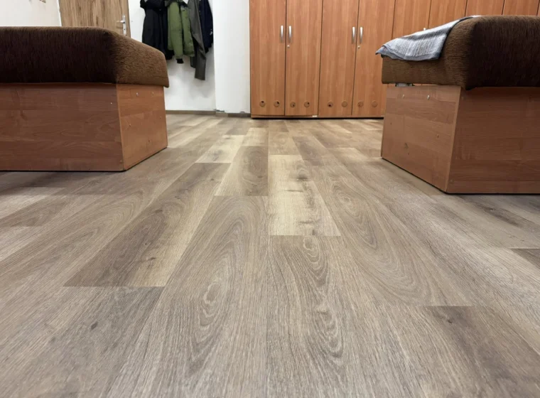 Montaż paneli winylowych w JRG Państwowej Straży Pożarnej