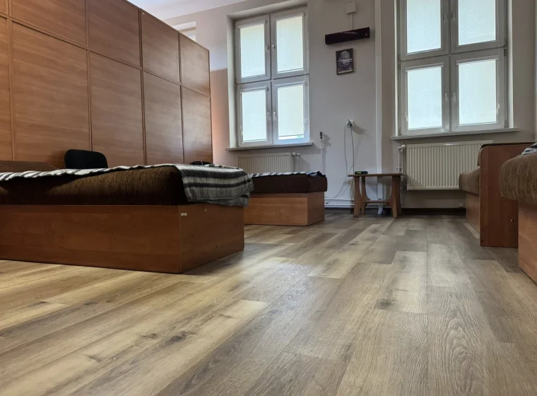 Montaż paneli winylowych w JRG Państwowej Straży Pożarnej