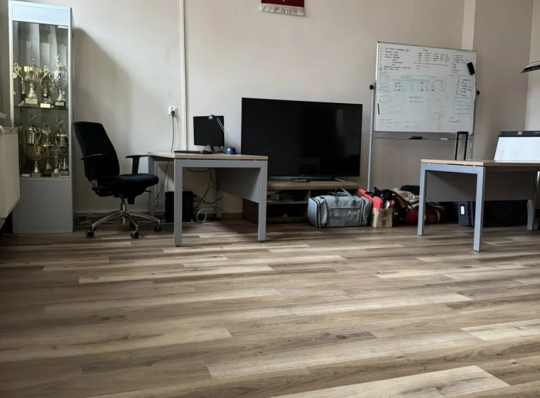 Montaż paneli winylowych w JRG Państwowej Straży Pożarnej