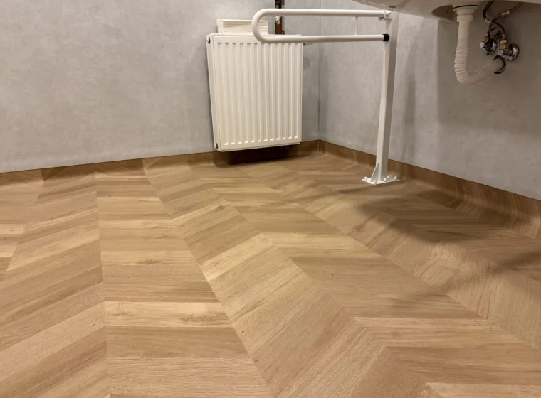 Łazienki w szkole prywatnej - realizacja montażu wykładzin podłogowych i ściennych
