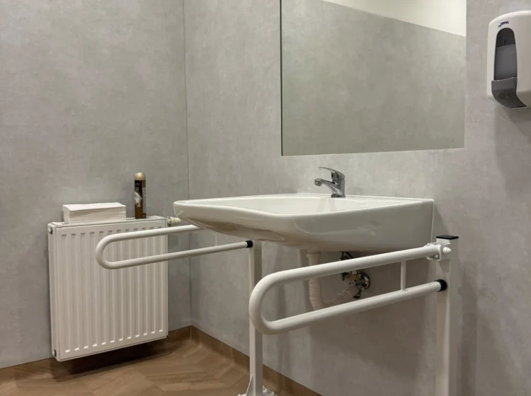 Łazienki w szkole prywatnej