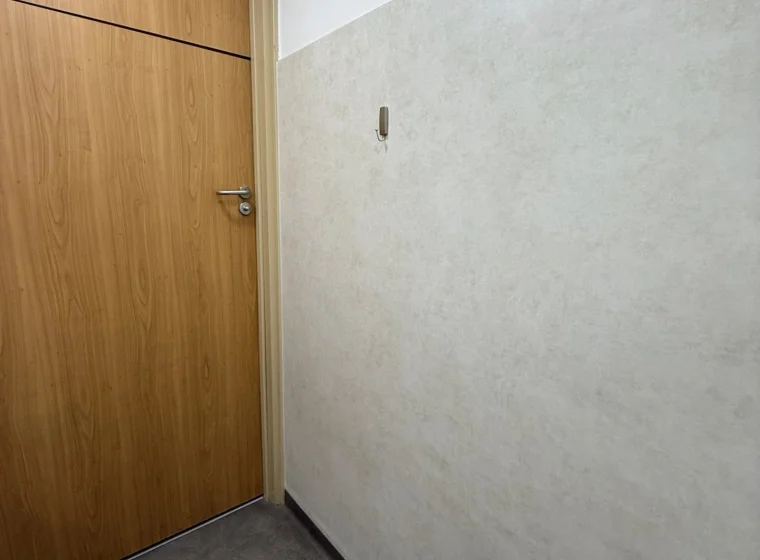 Łazienki w szkole prywatnej - realizacja montażu wykładzin podłogowych i ściennych