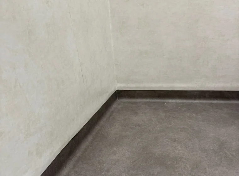 Łazienki w szkole prywatnej - realizacja montażu wykładzin podłogowych i ściennych