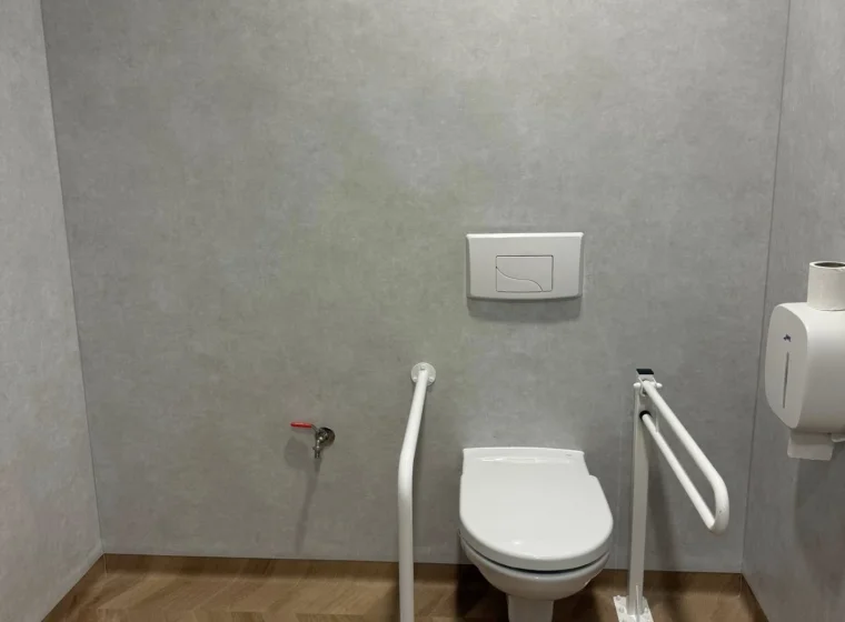 Łazienki w szkole prywatnej - realizacja montażu wykładzin podłogowych i ściennych