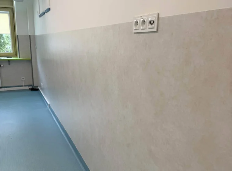 Liceum – wykładzina na ścianach i podłodze w salach lekcyjnych