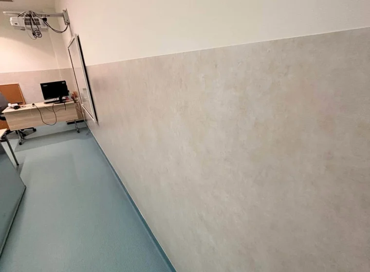Liceum – wykładzina na ścianach i podłodze w salach lekcyjnych