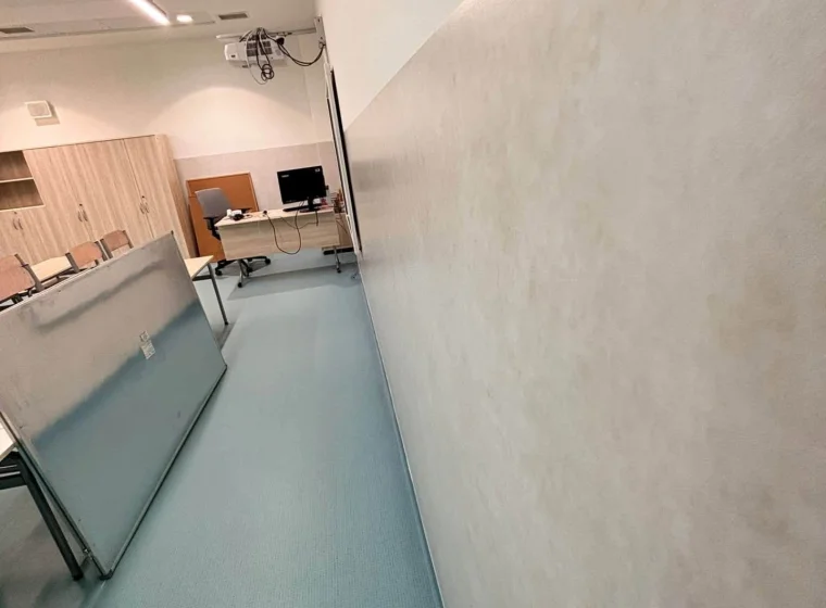 Liceum – wykładzina na ścianach i podłodze w salach lekcyjnych