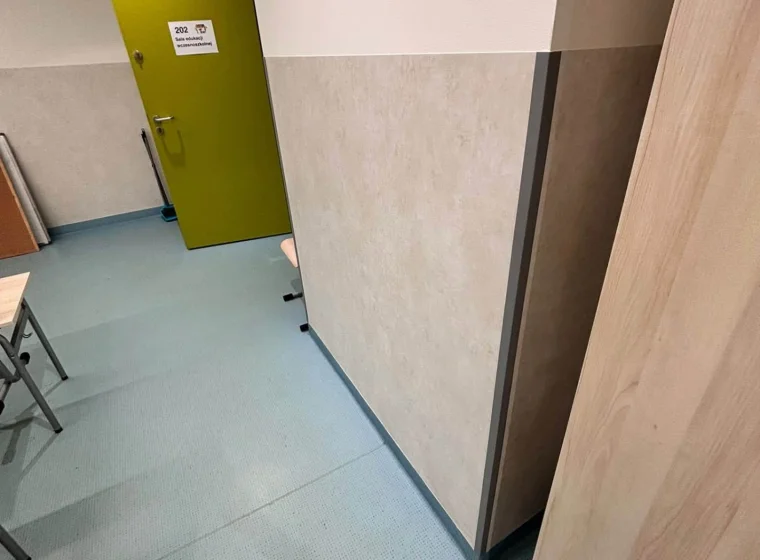 Liceum – wykładzina na ścianach i podłodze w salach lekcyjnych