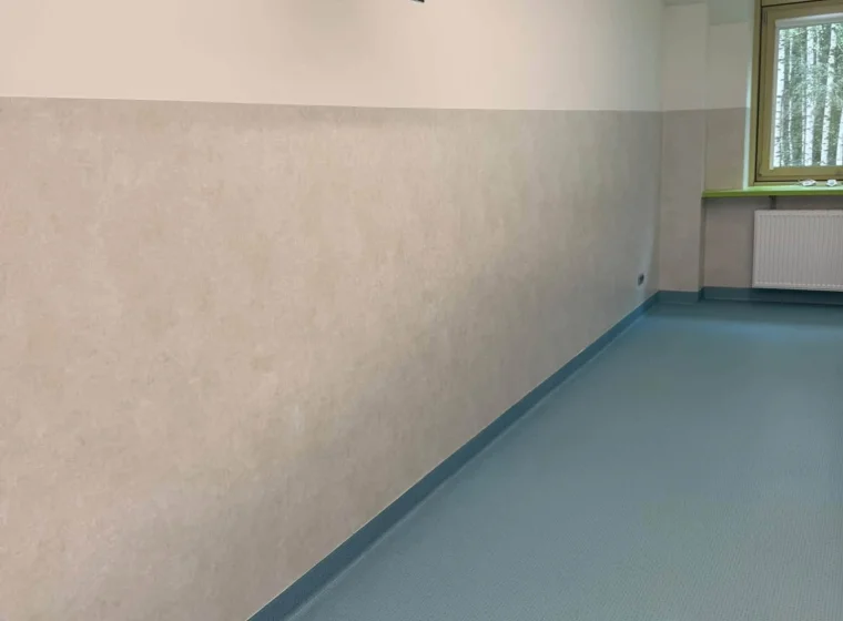 Liceum – wykładzina na ścianach i podłodze w salach lekcyjnych
