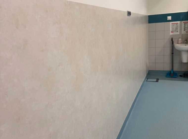 Liceum – wykładzina na ścianach i podłodze w salach lekcyjnych