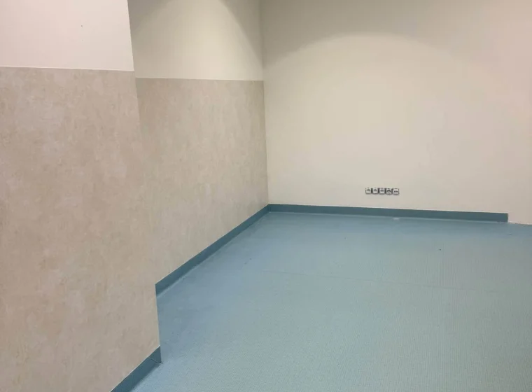 Liceum – wykładzina na ścianach i podłodze w salach lekcyjnych