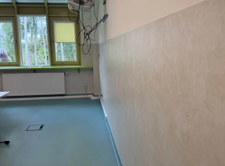 Liceum – wykładzina na ścianach i podłodze w salach lekcyjnych