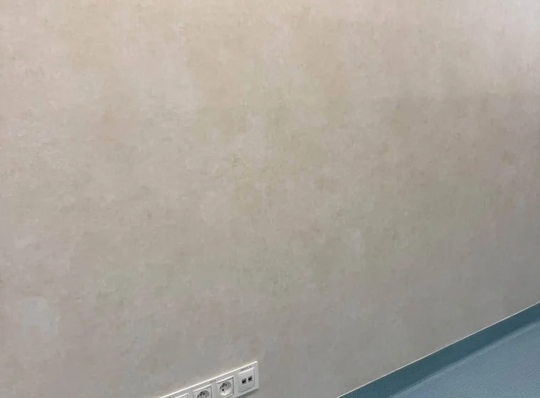 Liceum – wykładzina na ścianach i podłodze w salach lekcyjnych