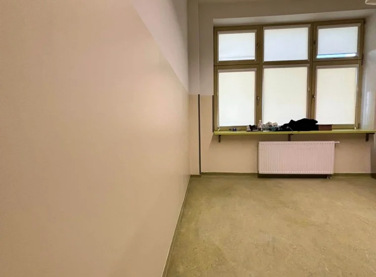 Liceum – wykładzina na ścianach i podłodze w salach lekcyjnych