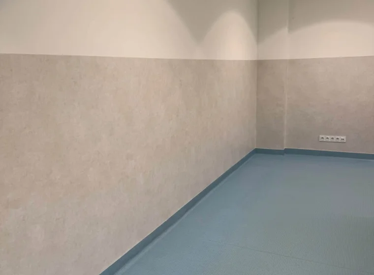 Liceum – wykładzina na ścianach i podłodze w salach lekcyjnych