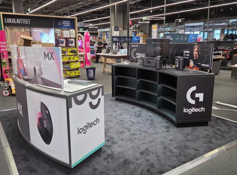 Montaż wykładziny na stoisku Logitech w Helsinkach