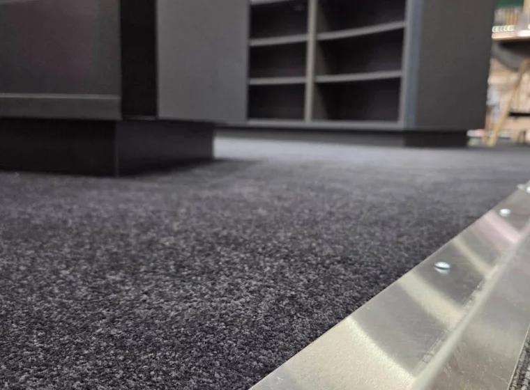 Montaż wykładziny na stoisku Logitech w Helsinkach
