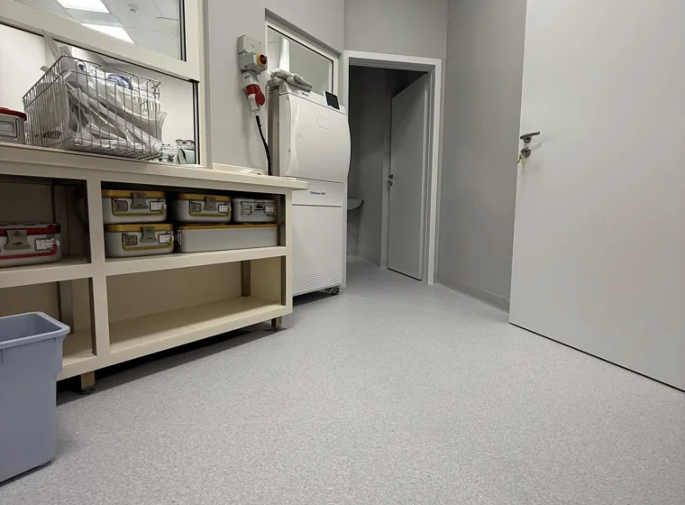 Medincus Centrum Słuchu i Mowy - montaż wykładzin obiektowych - realizacja