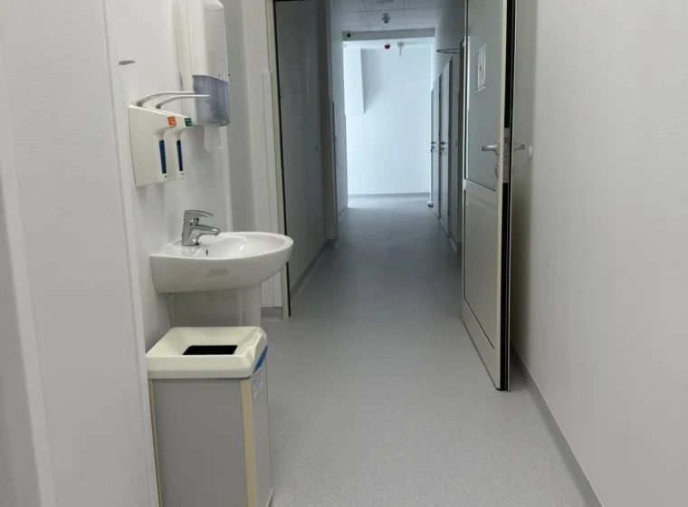 Medincus Centrum Słuchu i Mowy - montaż wykładzin obiektowych - realizacja