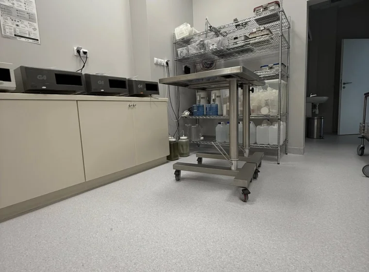 Medincus Centrum Słuchu i Mowy - montaż wykładzin obiektowych - realizacja