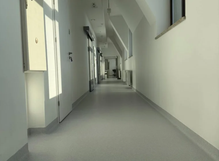 Medincus Centrum Słuchu i Mowy - montaż wykładzin obiektowych - realizacja
