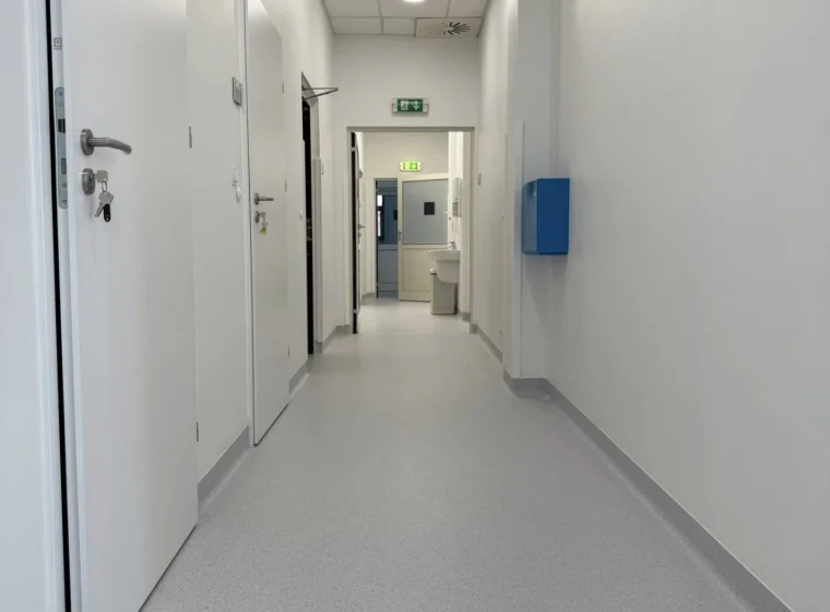 Medincus Centrum Słuchu i Mowy - montaż wykładzin obiektowych - realizacja