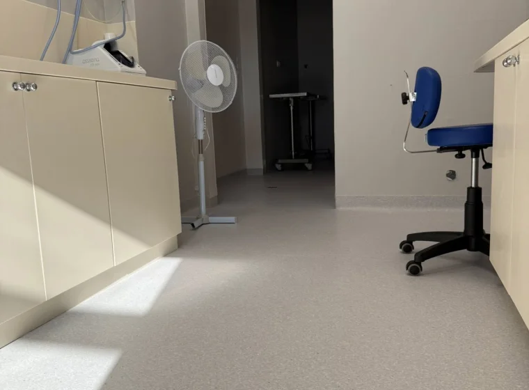 Medincus Centrum Słuchu i Mowy - montaż wykładzin obiektowych - realizacja
