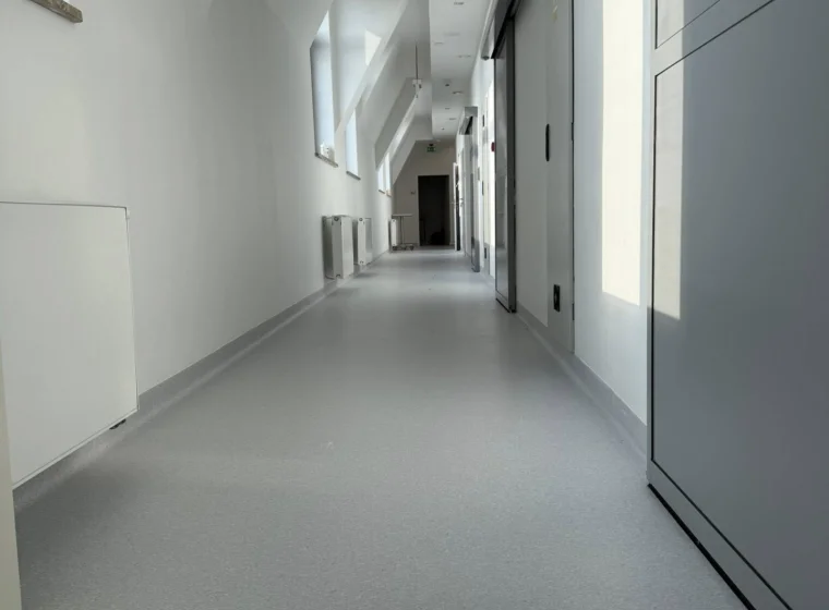 Medincus Centrum Słuchu i Mowy - montaż wykładzin obiektowych - realizacja