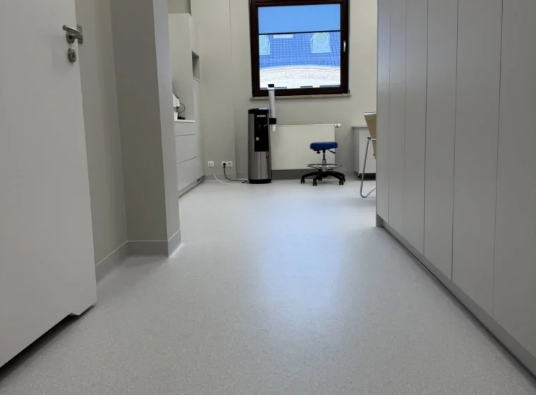 Medincus Centrum Słuchu i Mowy - montaż wykładzin obiektowych - realizacja