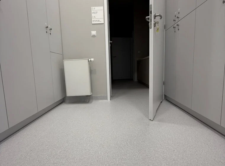 Medincus Centrum Słuchu i Mowy - montaż wykładzin obiektowych - realizacja