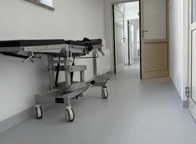 Medincus Centrum Słuchu i Mowy - montaż wykładzin obiektowych - realizacja
