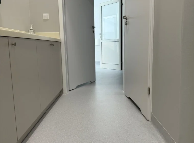 Medincus Centrum Słuchu i Mowy - montaż wykładzin obiektowych - realizacja
